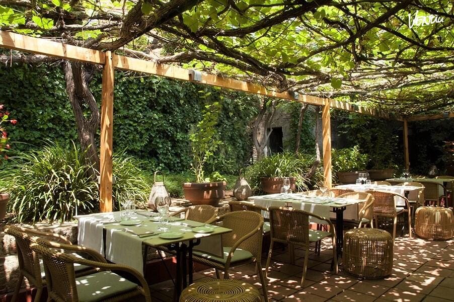 Terraza climatizada de La Balsa en Barcelona, ideal para cenas al aire libre todo el año.