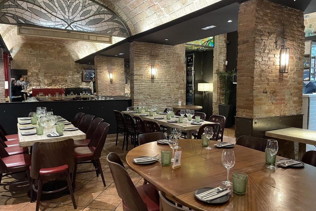  Sala Bodega en La Taverna del Coure, espacio acogedor y con carácter ideal para cenas de empresa íntimas y auténticas.