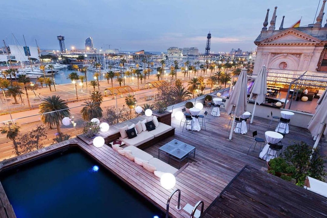 Rooftop con vistas al puerto, terraza espectacular para eventos con mar y estilo en Barcelona.