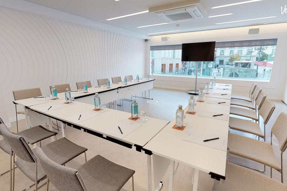 Sala Amsterdam, espacio moderno y versátil para reuniones de impacto en Madrid centro.