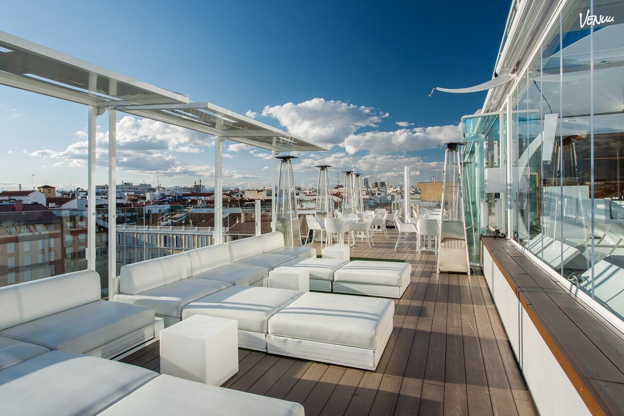  Room Mate Óscar Rooftop, terraza con piscina y vistas icónicas para eventos con estilo en Madrid.
