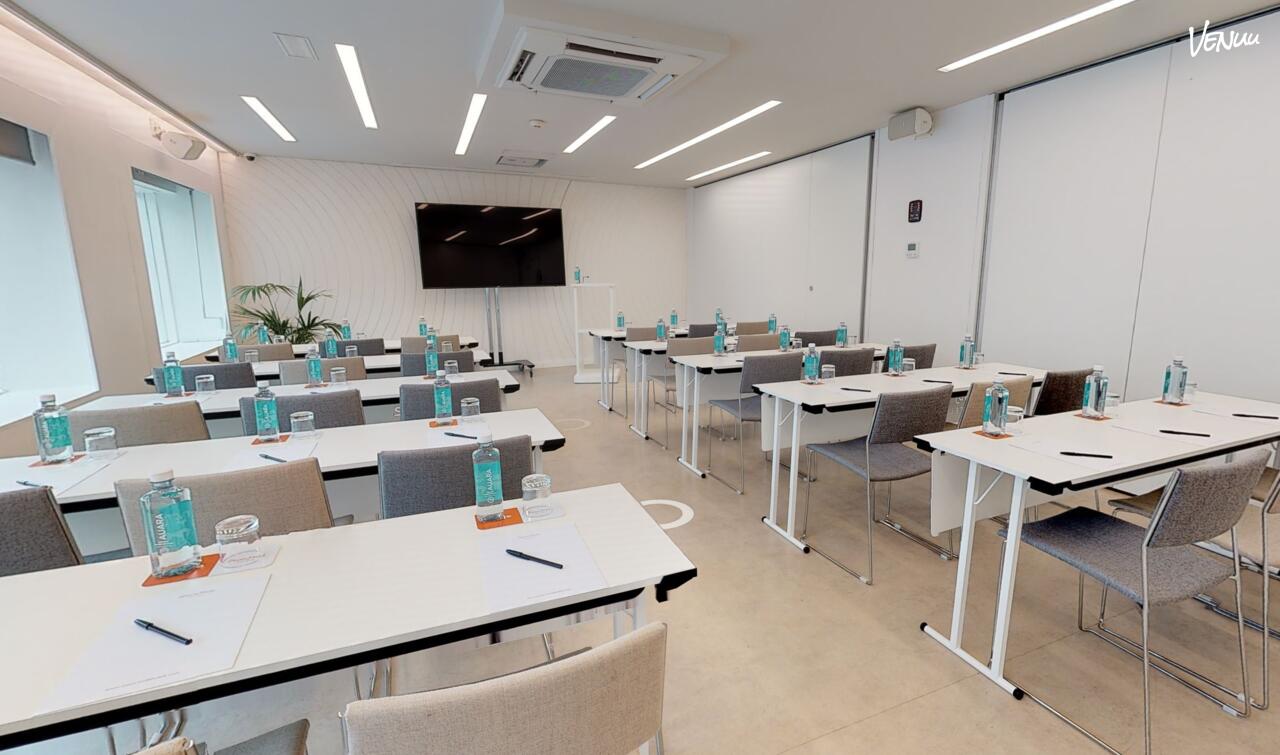 Sala Nueva York, espacio moderno y chic para reuniones y eventos con estilo en Madrid.