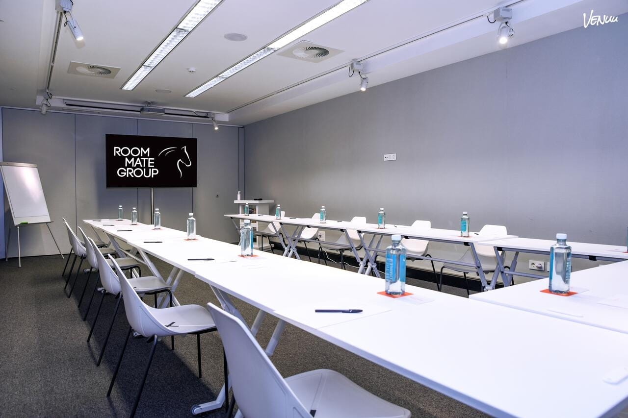  Room Mate Valeria – Sala Trapani, sala de reuniones elegante y céntrica para encuentros profesionales en Málaga.