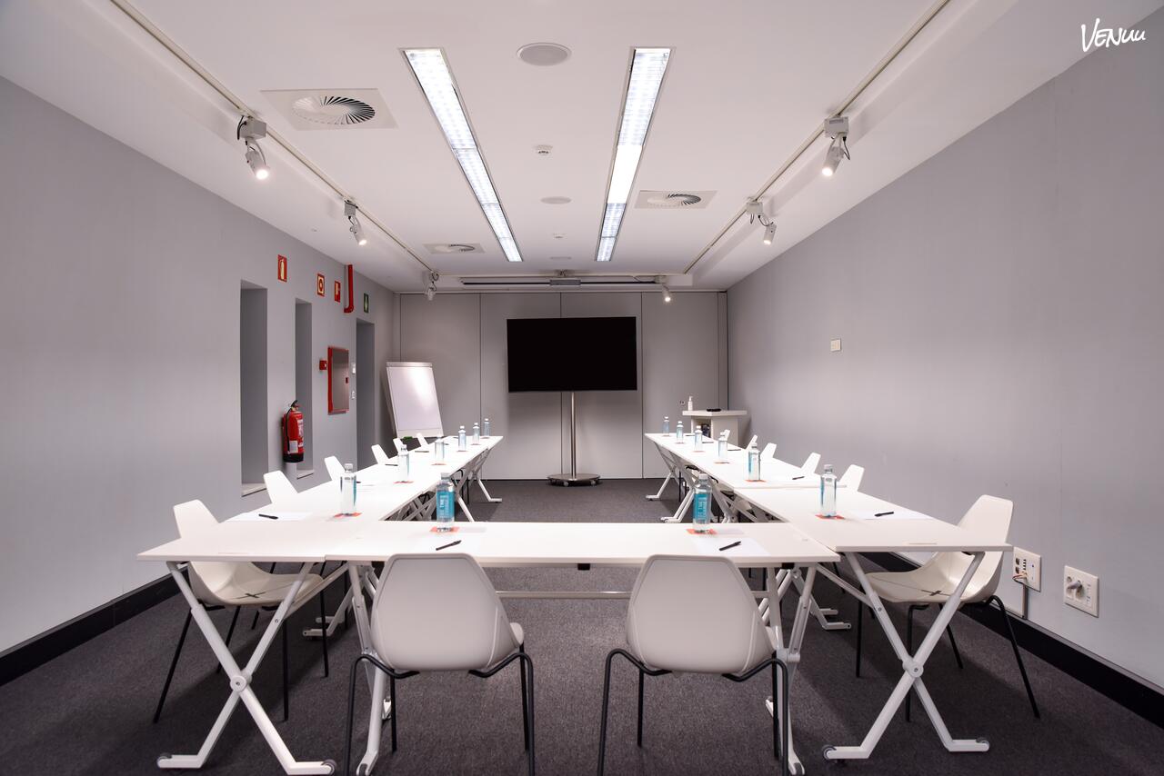 Sala Valeria en Room Mate Valeria, espacio elegante y céntrico para reuniones con estilo en Málaga.