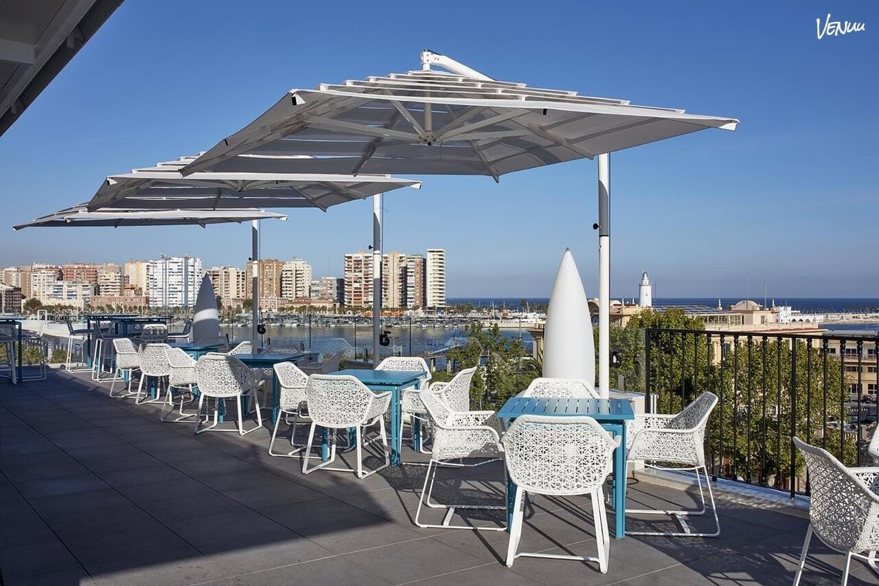 Terraza Valeria en Málaga, rooftop con estilo y vistas espectaculares ideal para bodas con rollo y mucha alegría.