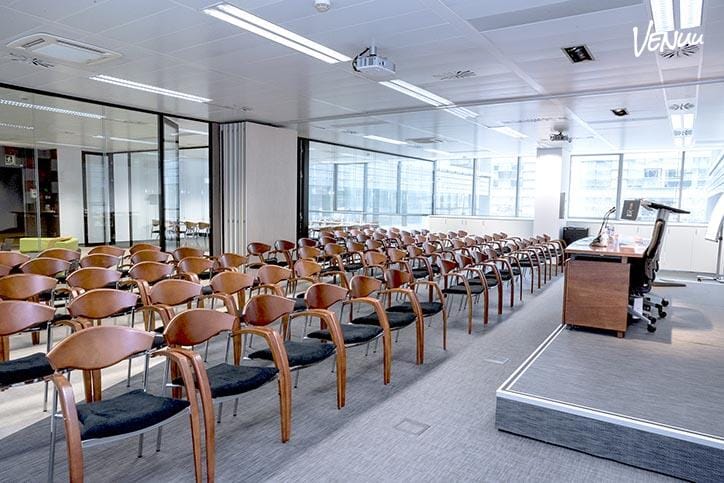 Sala de Actos en Llull, espacio amplio y equipado para conferencias, presentaciones y eventos profesionales en Barcelona.