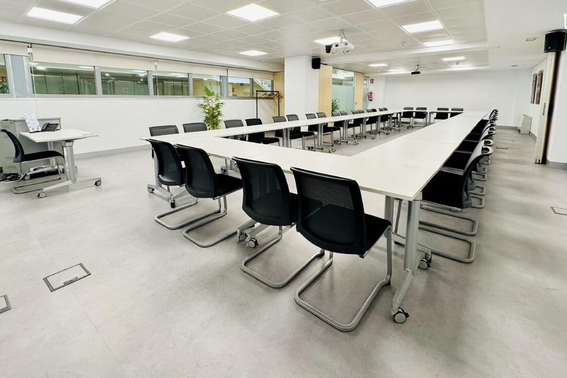 Sala AB, espacio moderno y versátil para reuniones profesionales en Madrid centro.