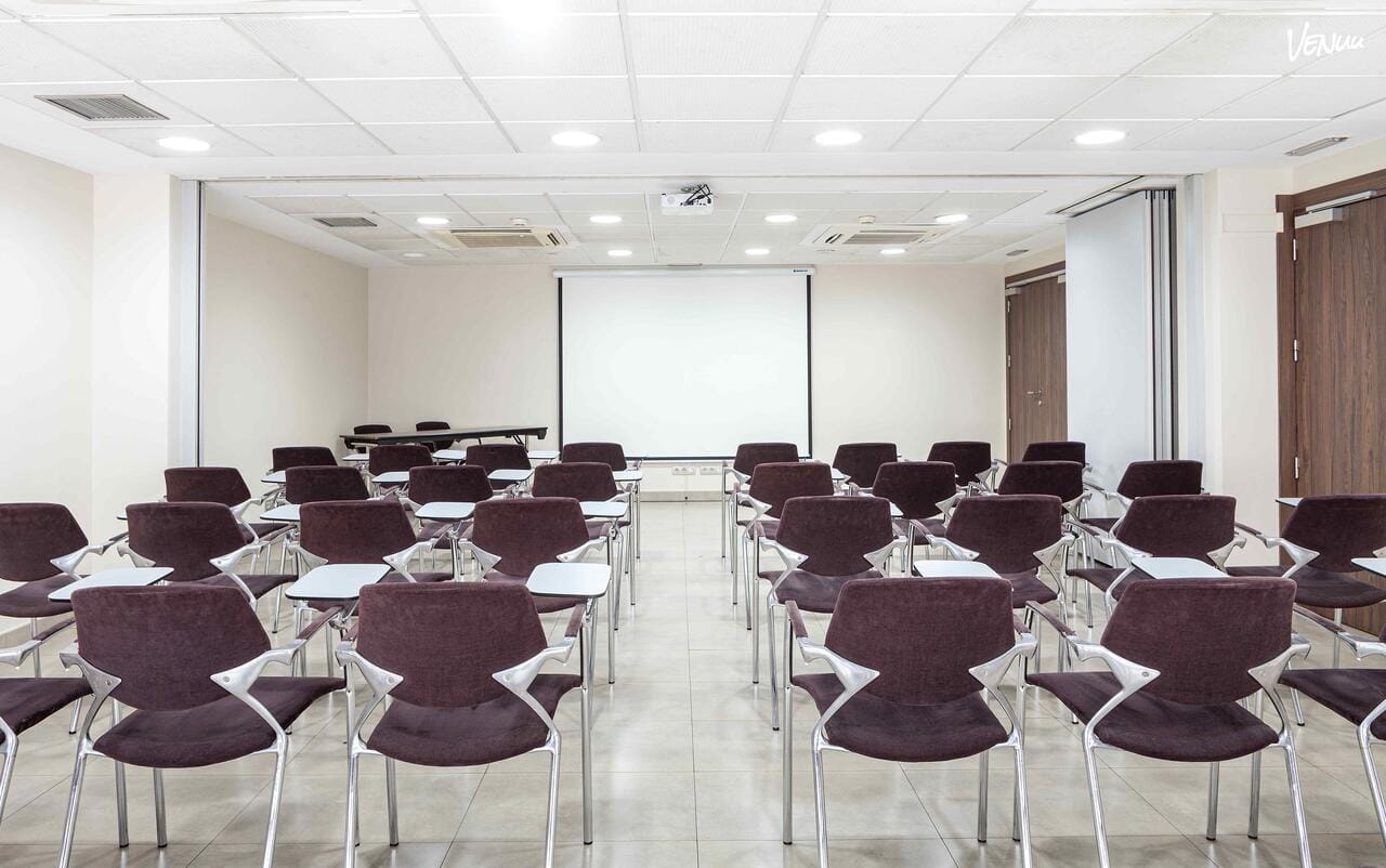 Sala Viena en Capellanes, espacio céntrico y elegante para reuniones eficientes.