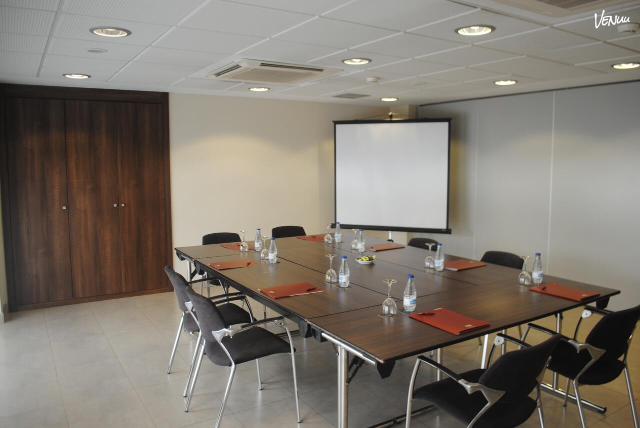  Sala Viena compacta, espacio sencillo y bien equipado para reuniones pequeñas en Madrid.