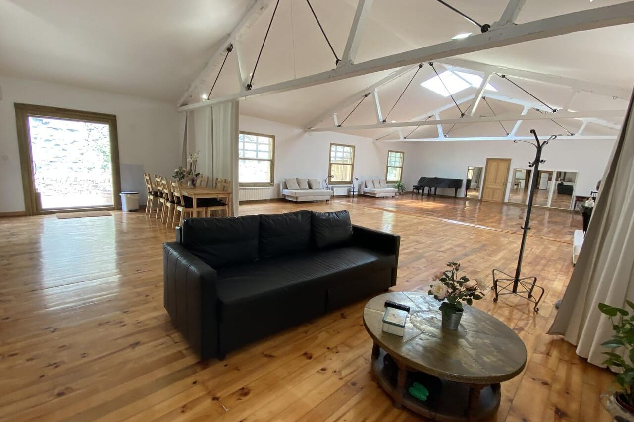 Smer Art and Health, finca artística con alojamiento para bodas únicas junto a Montserrat.