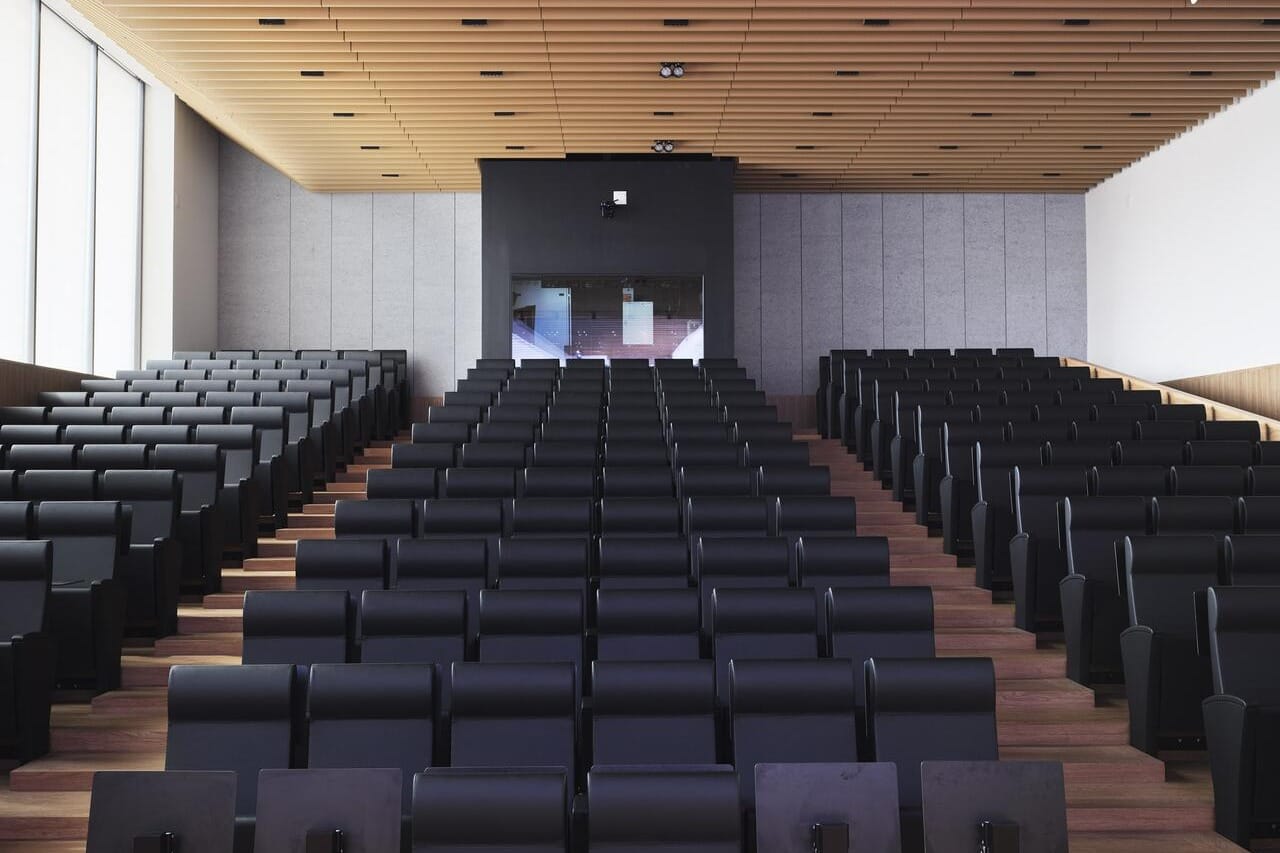 Auditorio TBS Education, espacio de alto nivel para conferencias, seminarios y actos híbridos en Barcelona.