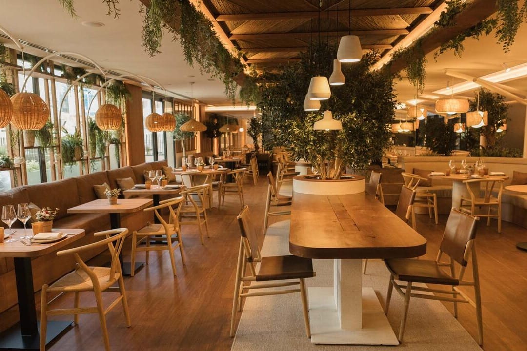  Traca Salón Principal, restaurante con alma flamenca para cumpleaños con mucho arte en Barcelona.