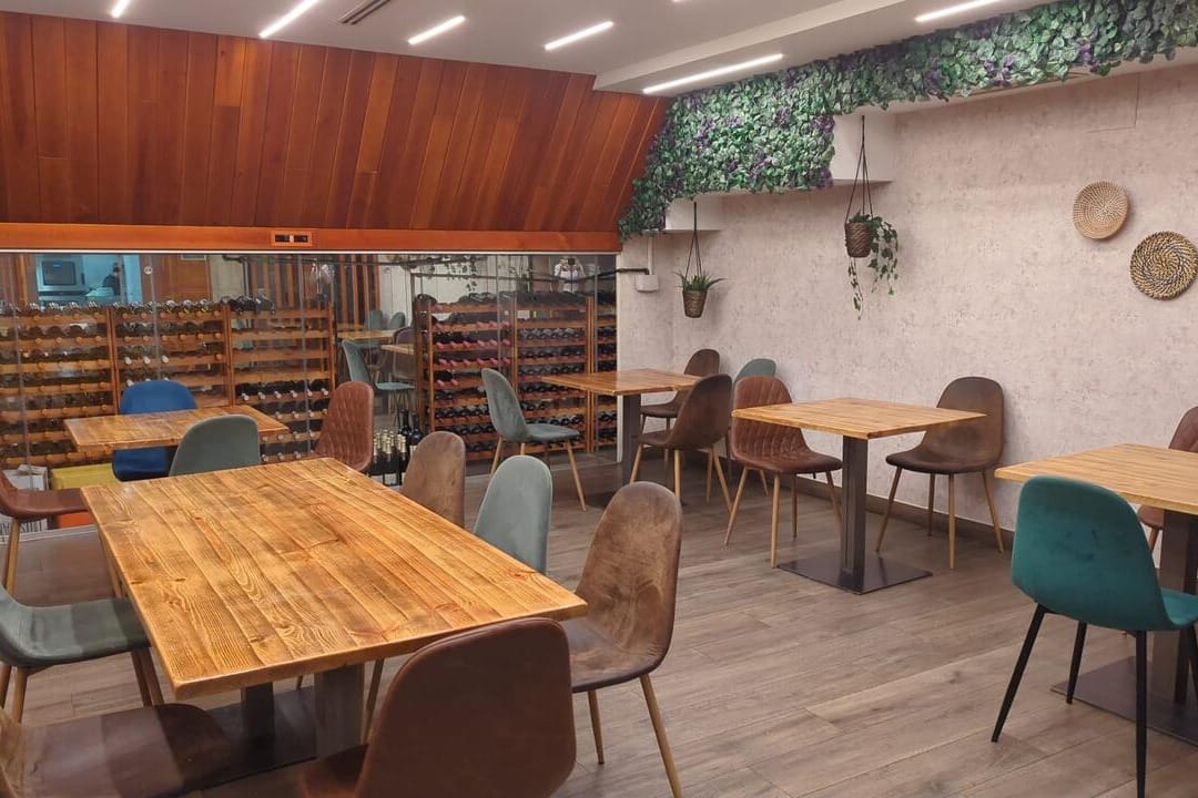 Taberna El Castor, salón privado con comida casera ideal para reuniones de empresa relajadas en Madrid.