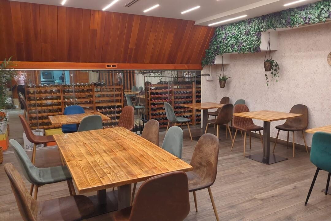 Taberna El Castor, restaurante con salón privado acogedor para celebraciones informales en Madrid.