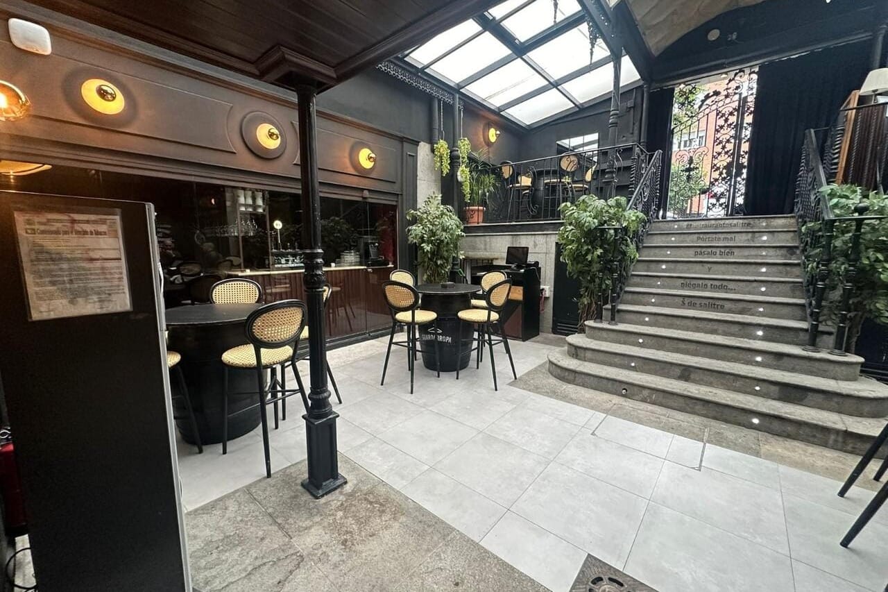 Nochevieja en Taberna Salitre – Patio con ambiente relajado, cenas al aire libre y espíritu festivo.