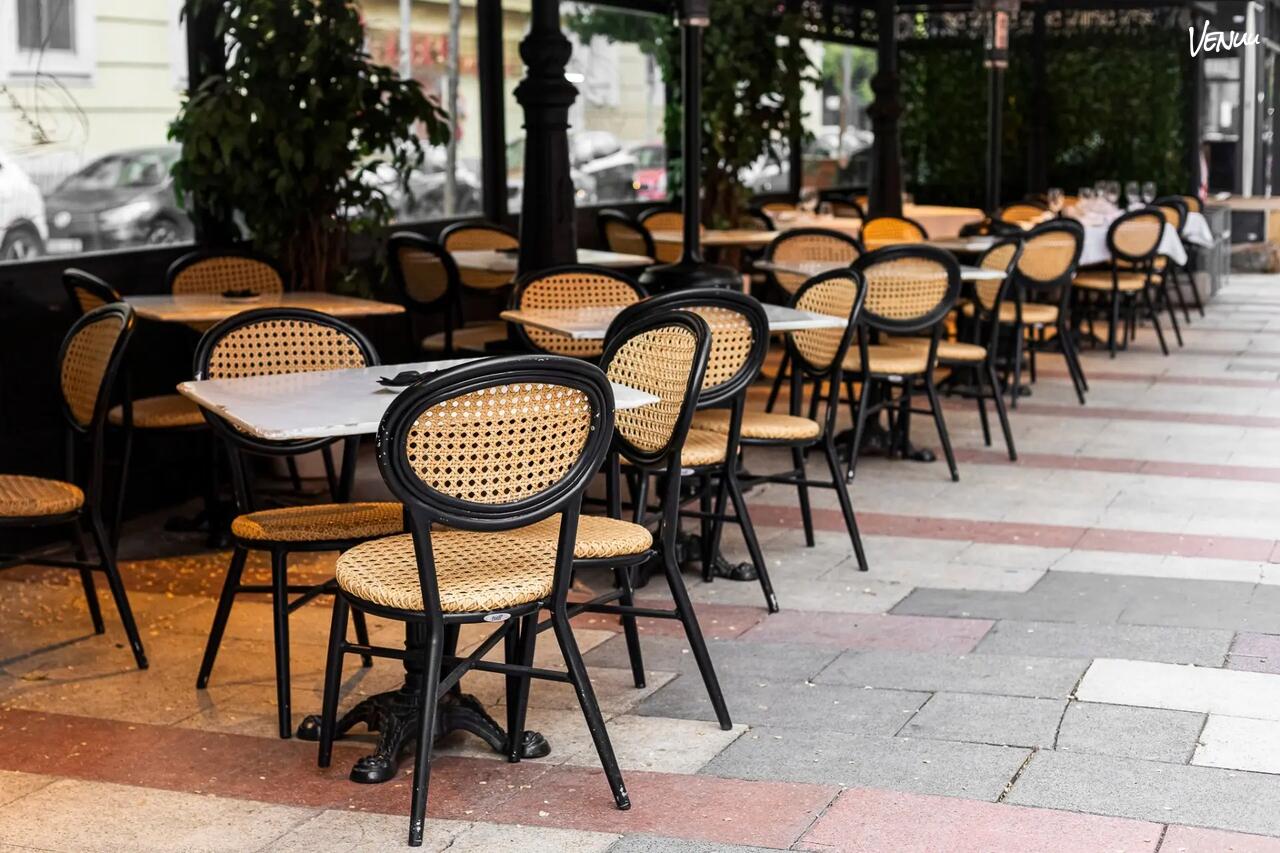 Celebración familiar en Taberna Salitre – Terraza con ambiente relajado y comida casera.