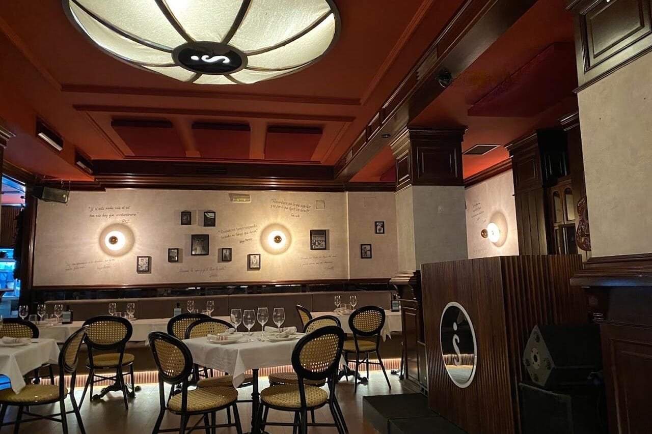 Taberna Salitre – Salón Chimenea, restaurante castizo y cálido en Madrid para comuniones accesibles y con encanto.