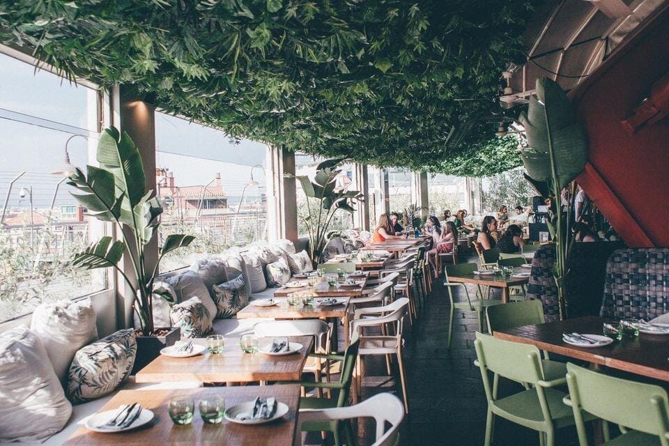 Terraza con vistas panorámicas de Barcelona, ideal para cenas al aire libre de impacto.