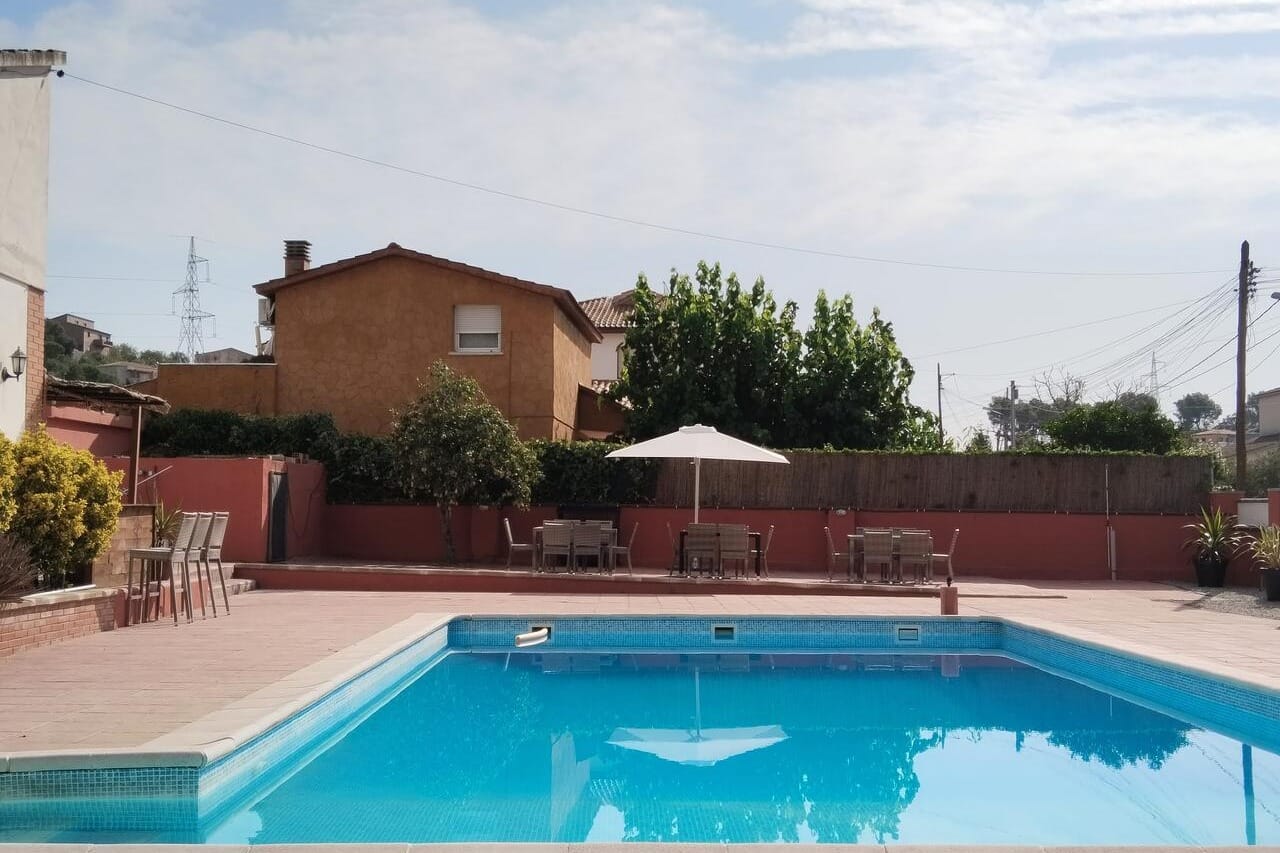  The Flames Brasería, local festivo con barbacoa y piscina para celebraciones potentes en Barcelona.