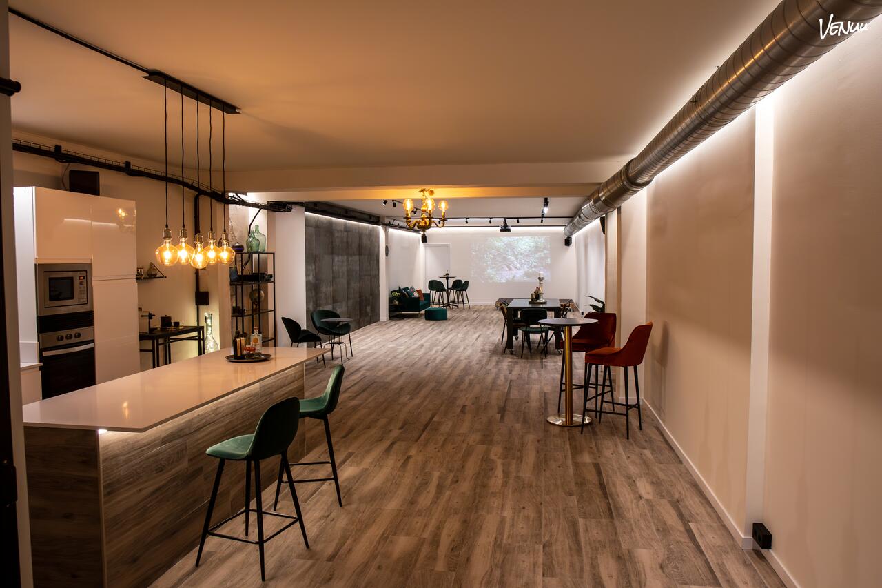  The Local, espacio informal con barra y pista para fiestas intensas y sin complicaciones en Barcelona.