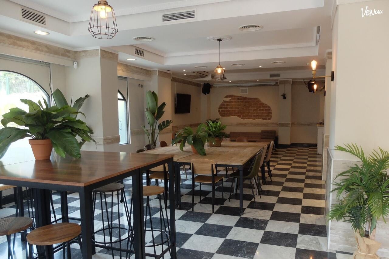 Txoko Retiro Gastroplan, restaurante con barra libre y pinball para cumpleaños divertidos y baratos.