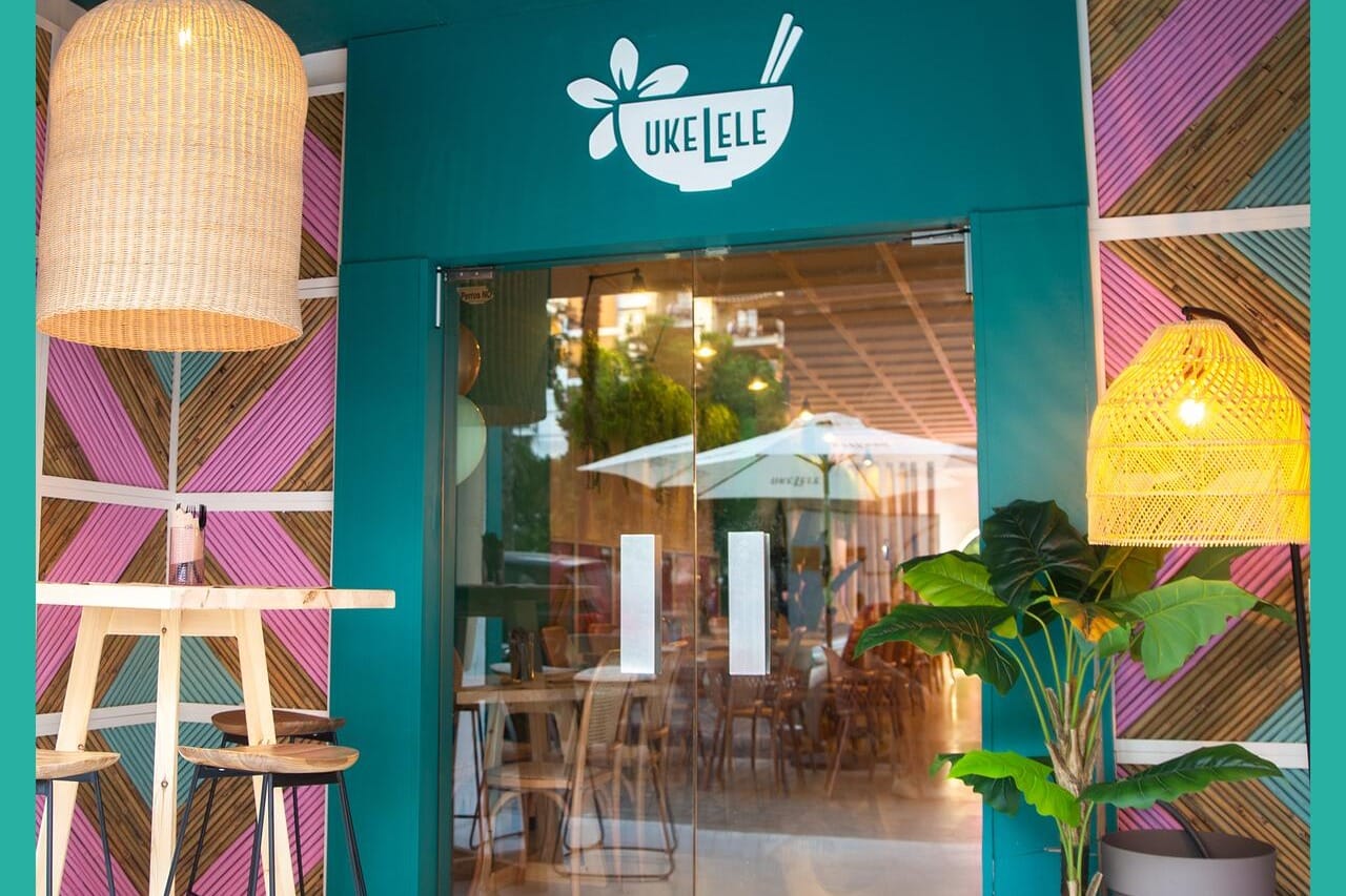 Ukelele Gastro Lounge, espacio tropical ideal para comuniones creativas y alegres en Valencia.
