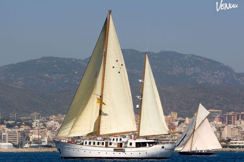 Velero Clásico Southern Cross en Barcelona, embarcación con elegancia vintage para despedidas de película.