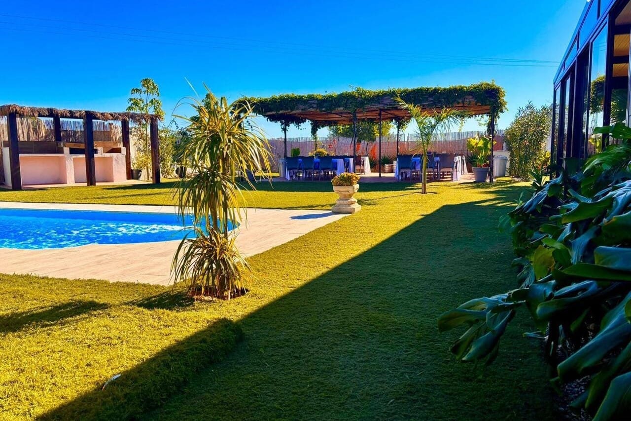 Villa Loja II, jardín tropical con piscina privada para eventos llenos de flow.