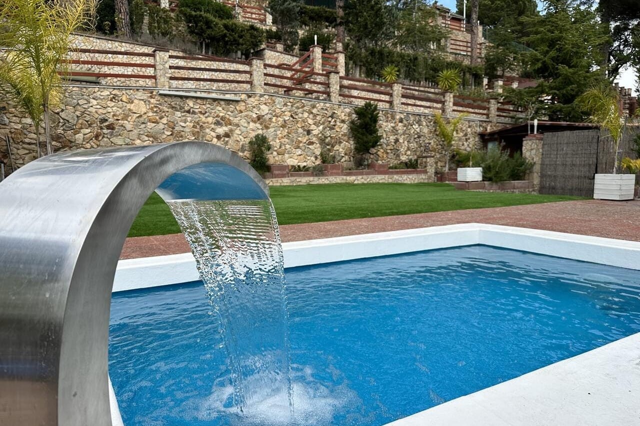 Villa Magdalena, jardín con piscina y locura bien organizada en plena naturaleza.