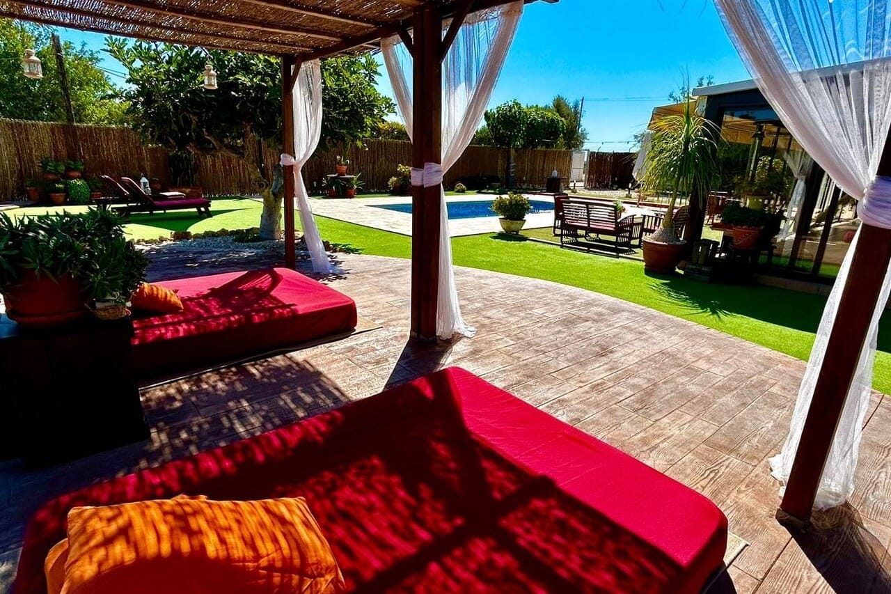 VillaLoja I, casa rural con piscina, barbacoa y espacio para celebraciones felices.