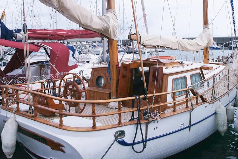 YatesBCN – Velero, embarcación elegante y privada en Barcelona para despedidas con estilo y vistas impresionantes.