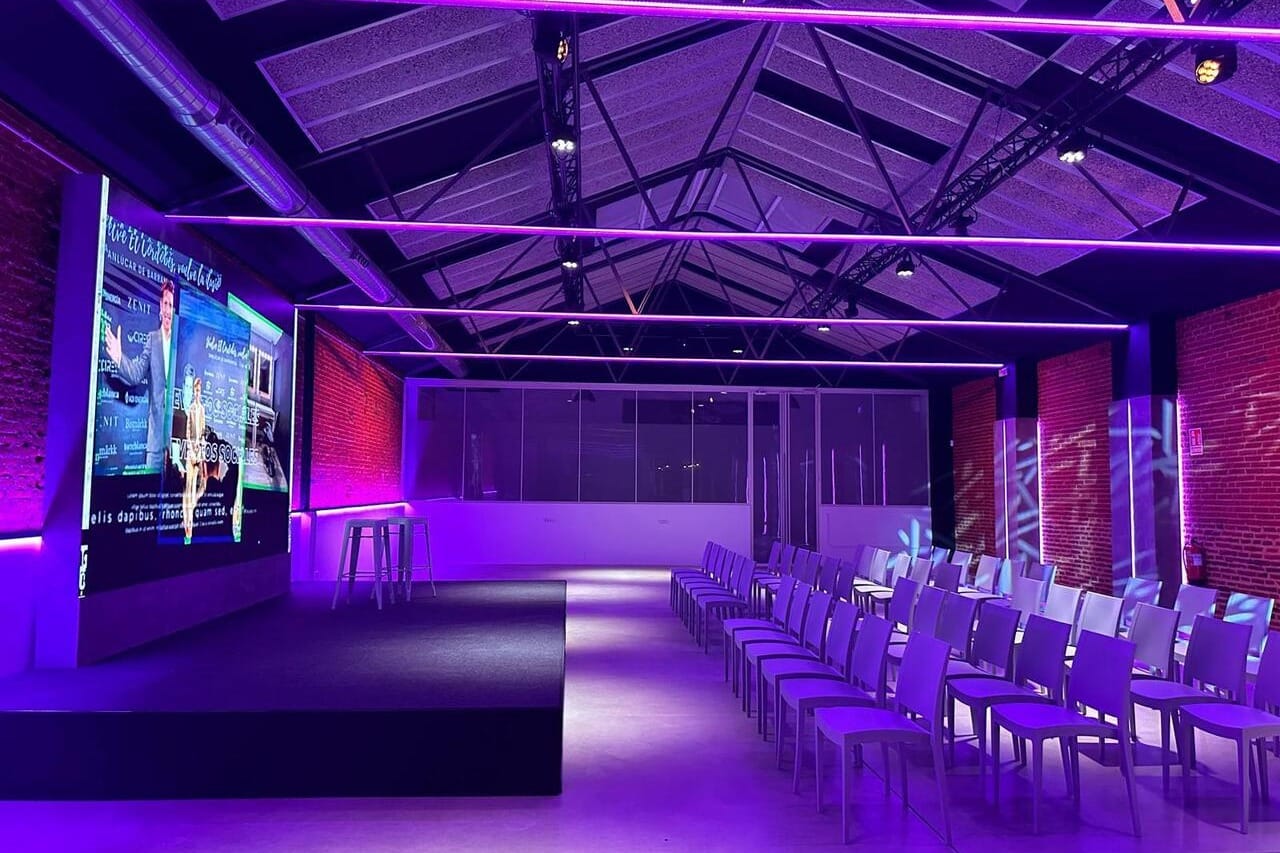 Zenit The Garage, sala industrial con estética urbana para eventos innovadores en Madrid.
