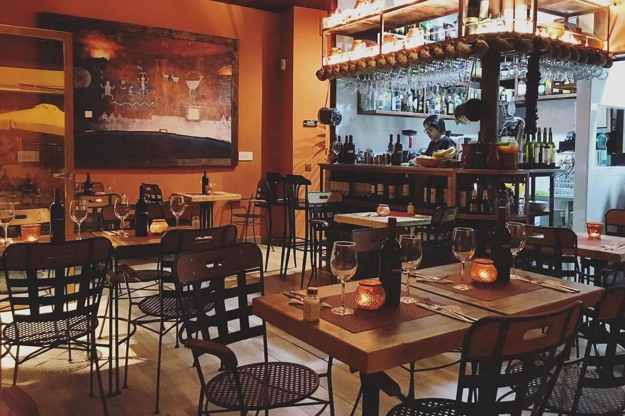 Aborigen en Málaga, salón con estética industrial ideal para eventos con personalidad y estilo alternativo.