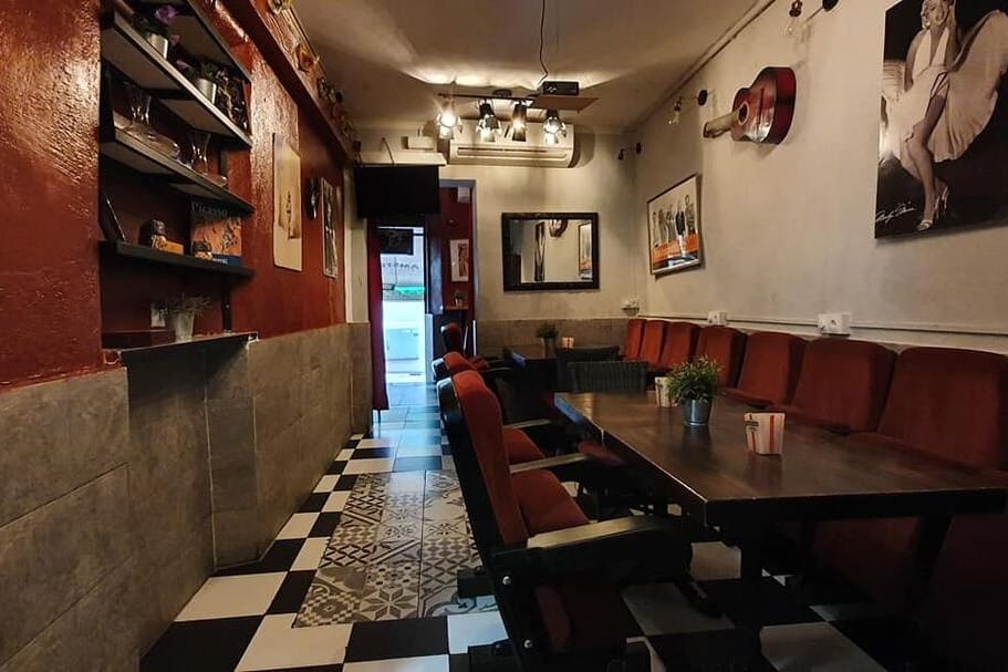 Alcasabar en Málaga, restaurante con esencia andaluza y ambiente acogedor ideal para celebraciones grupales inolvidables.