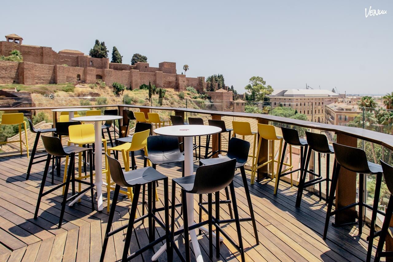 Terraza de la Alcazaba en Málaga, espacio con vistas únicas ideal para bodas románticas y modernas.
