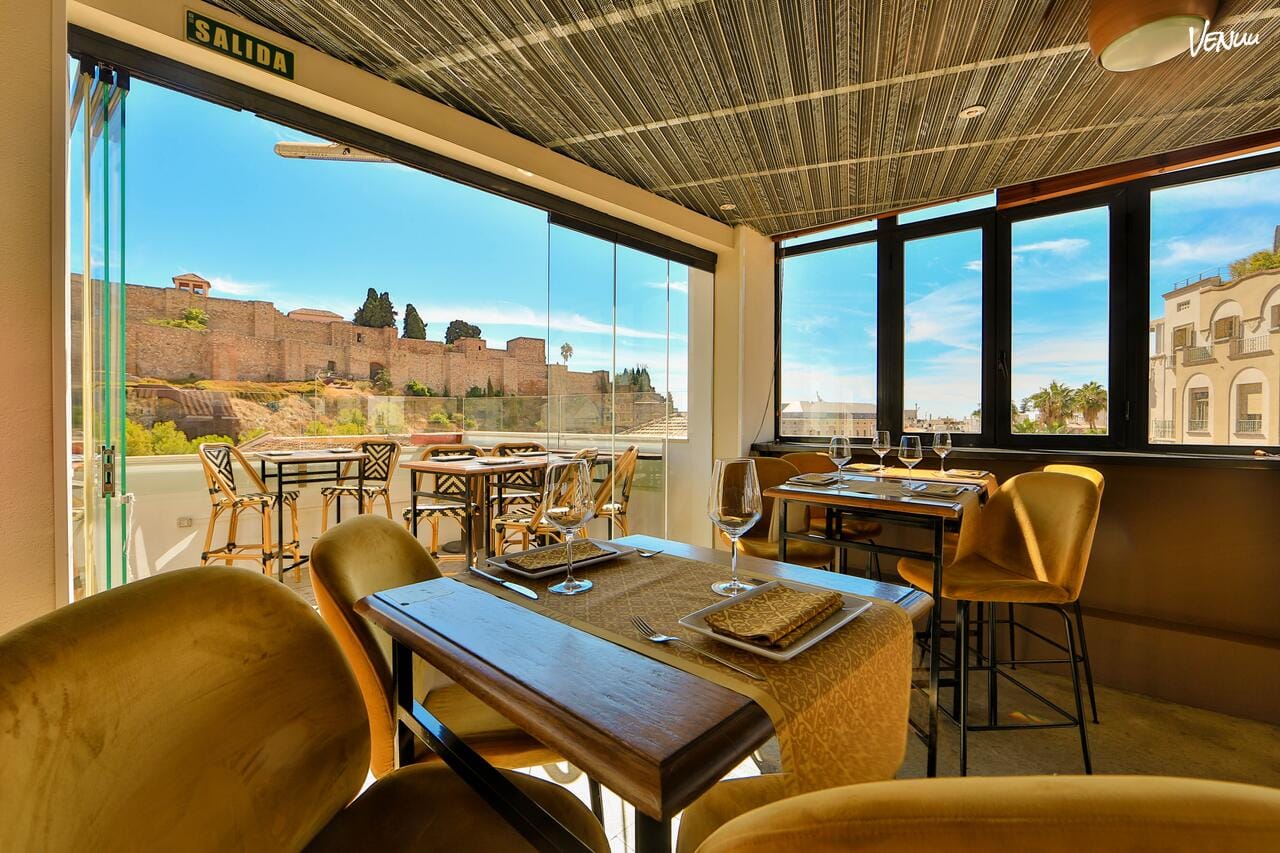 Restaurante Batik en la terraza del Alcazaba Premium Hotel, perfecto para despedidas con vistas, cócteles y glamour.