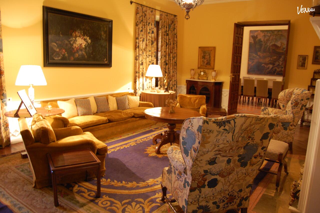 Salón con historia y encanto clásico para eventos memorables a buen precio.