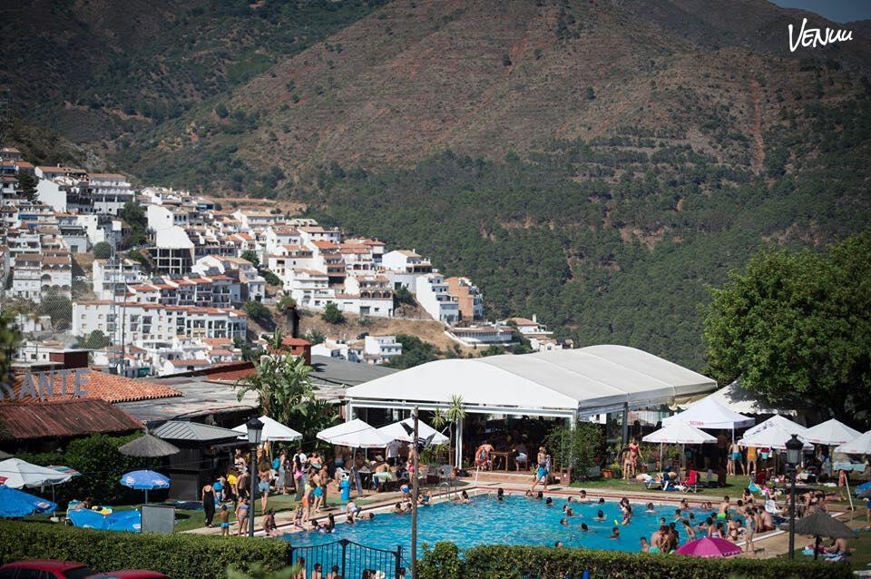 Jardines de El Fogón de Flore en Málaga, espacio natural y acogedor ideal para bodas íntimas y celebraciones emotivas.