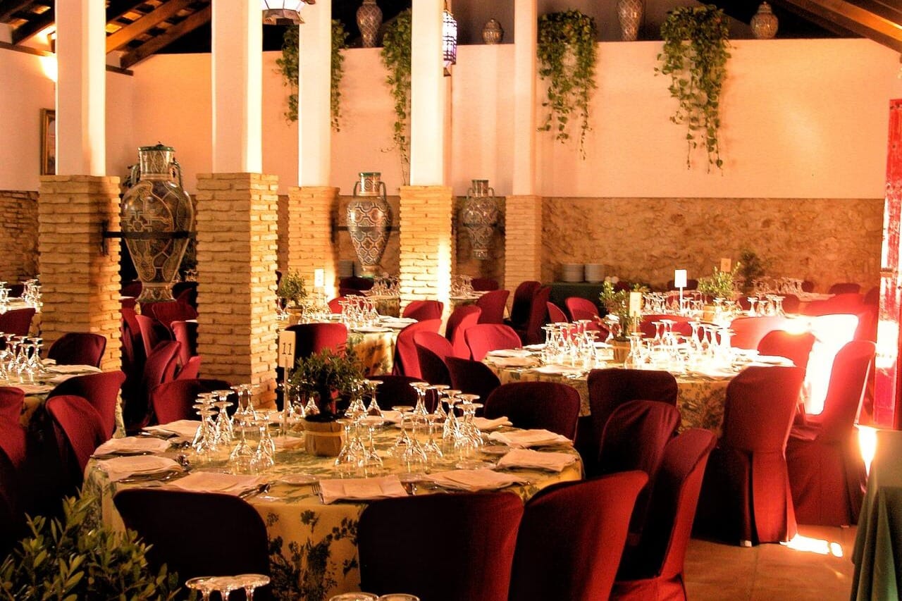  Salón elegante con detalles históricos perfecto para eventos bonitos sin gastar de más.