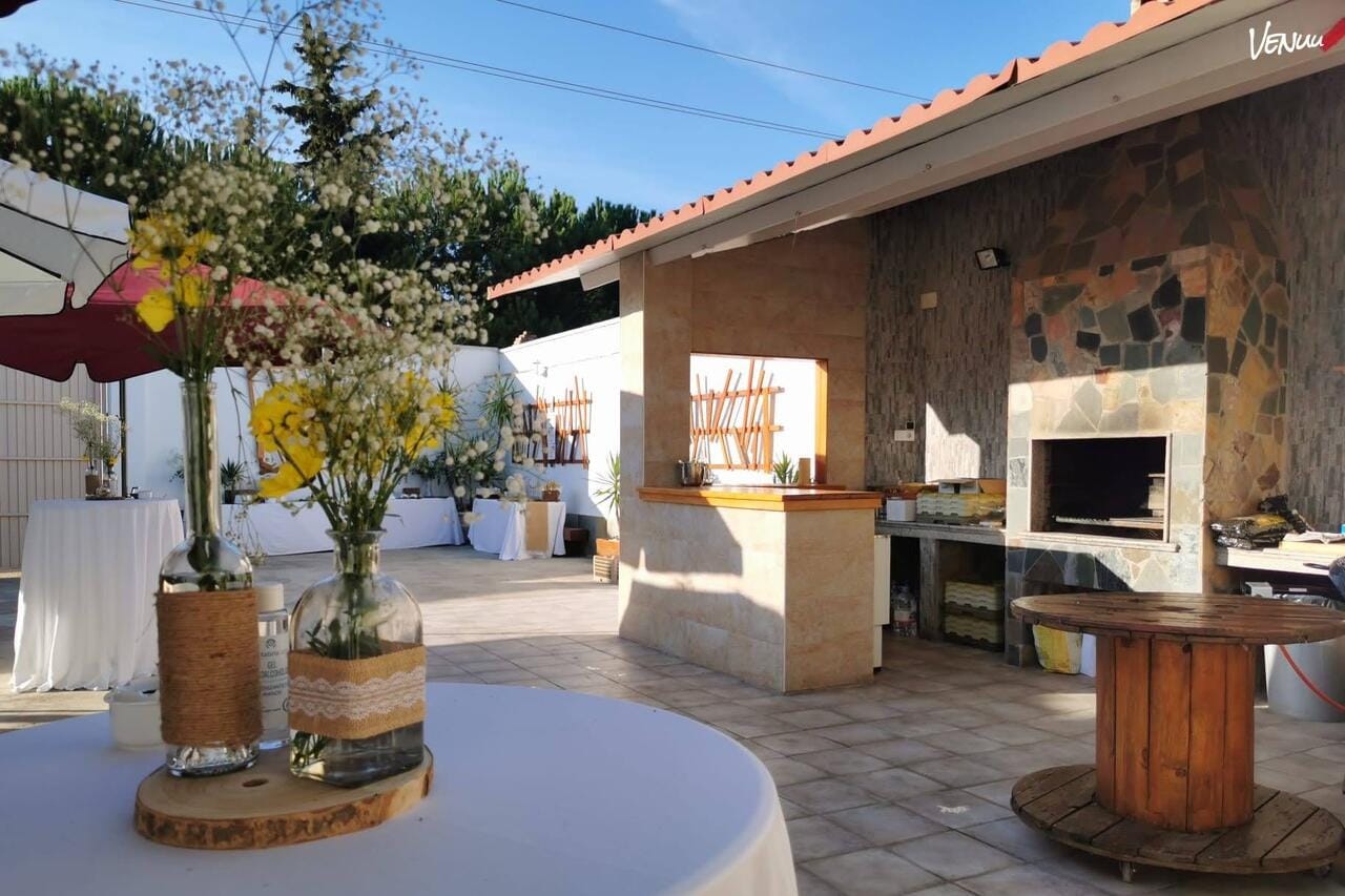 La Esquina del Sol en Sevilla, espacio al aire libre ideal para fiestas privadas llenas de luz, música y alegría.