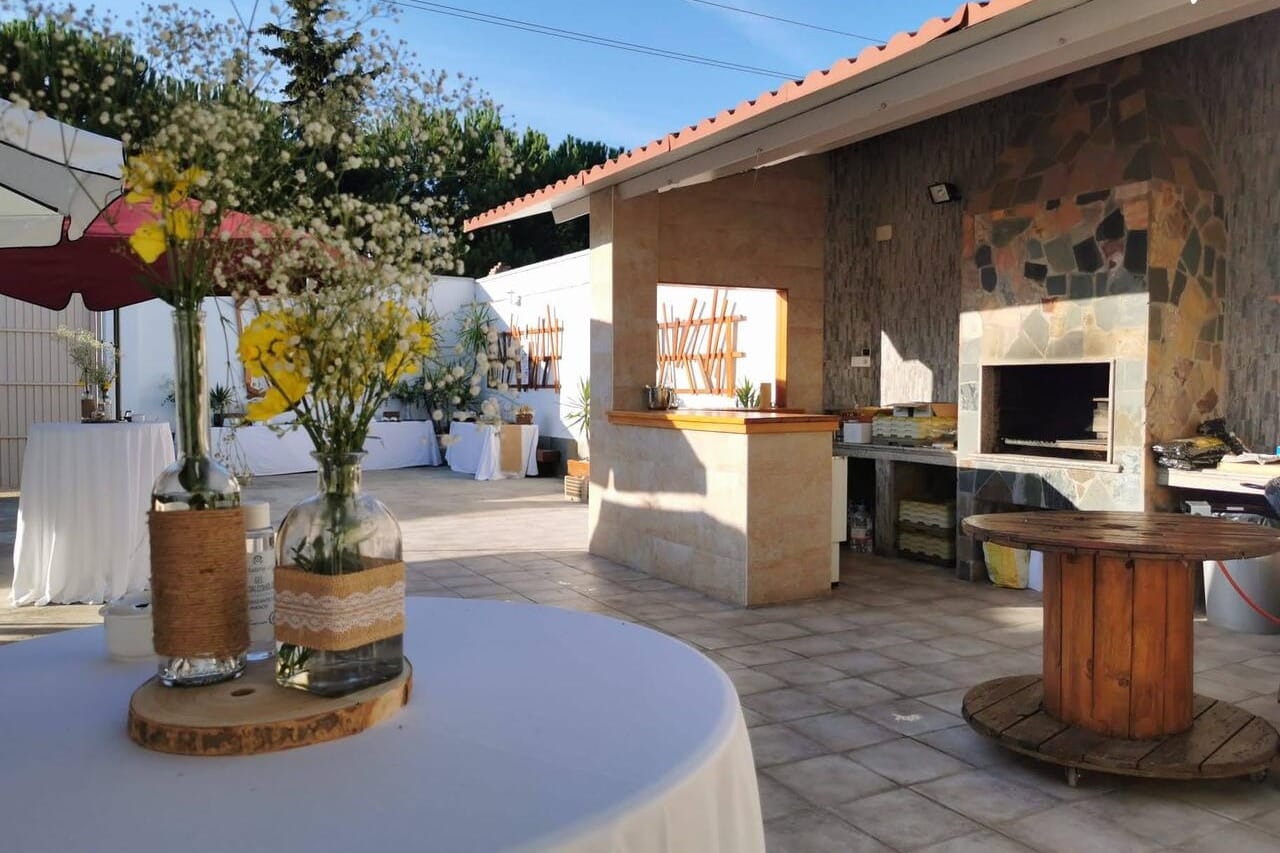 Espacio con encanto bohemio ideal para celebraciones informales y divertidas.