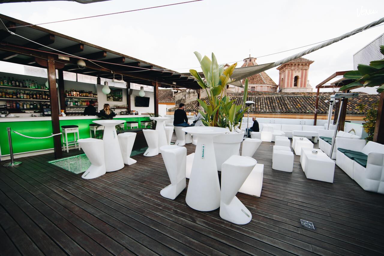  La Terraza de San Telmo en Málaga, espacio al aire libre ideal para comidas en grupo con vistas, ambiente fresco y comida rica.