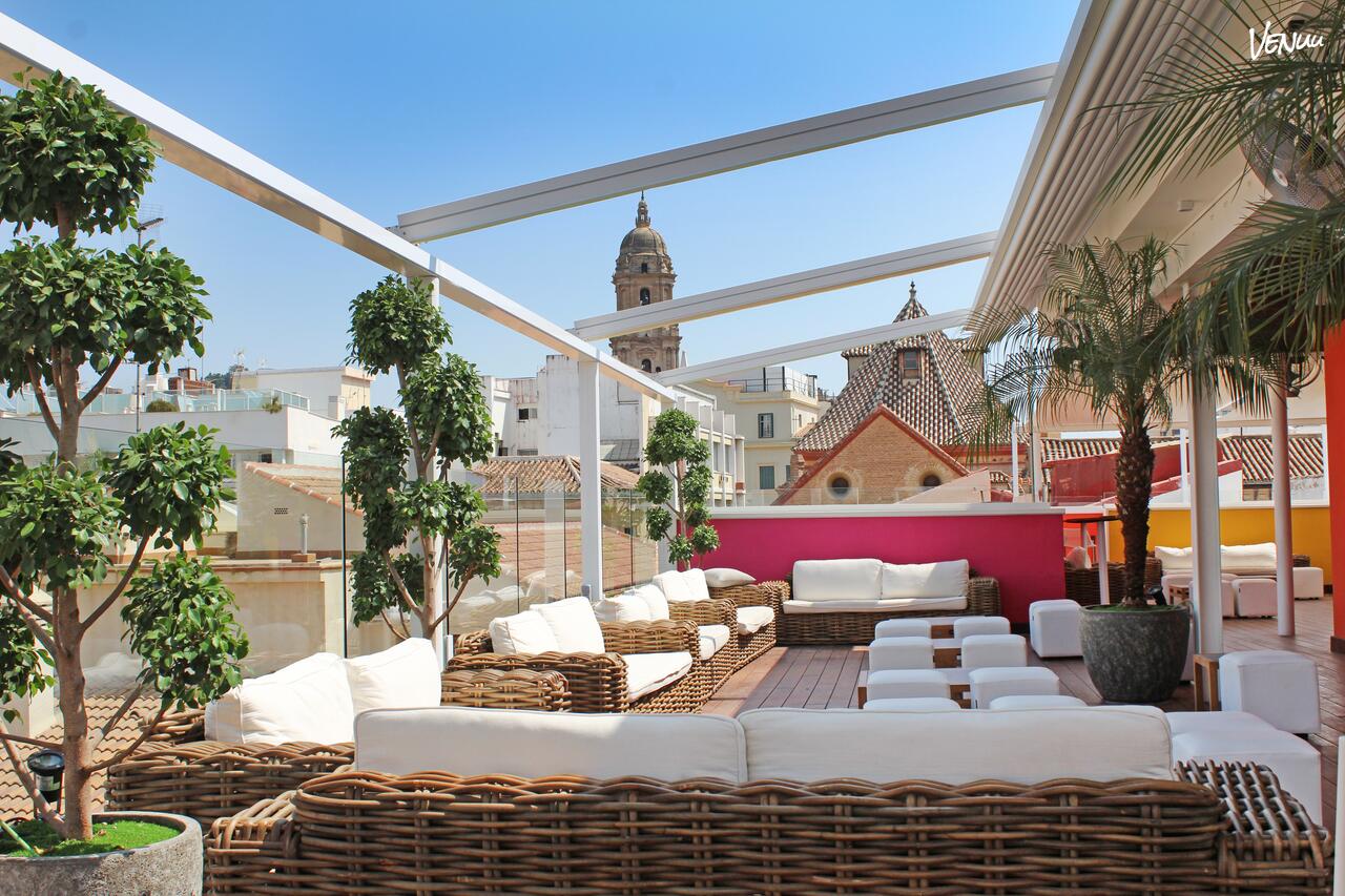 La Terraza de San Juan en Málaga Premium Hotel, rooftop moderno y gastronómico ideal para comidas y celebraciones grupales.