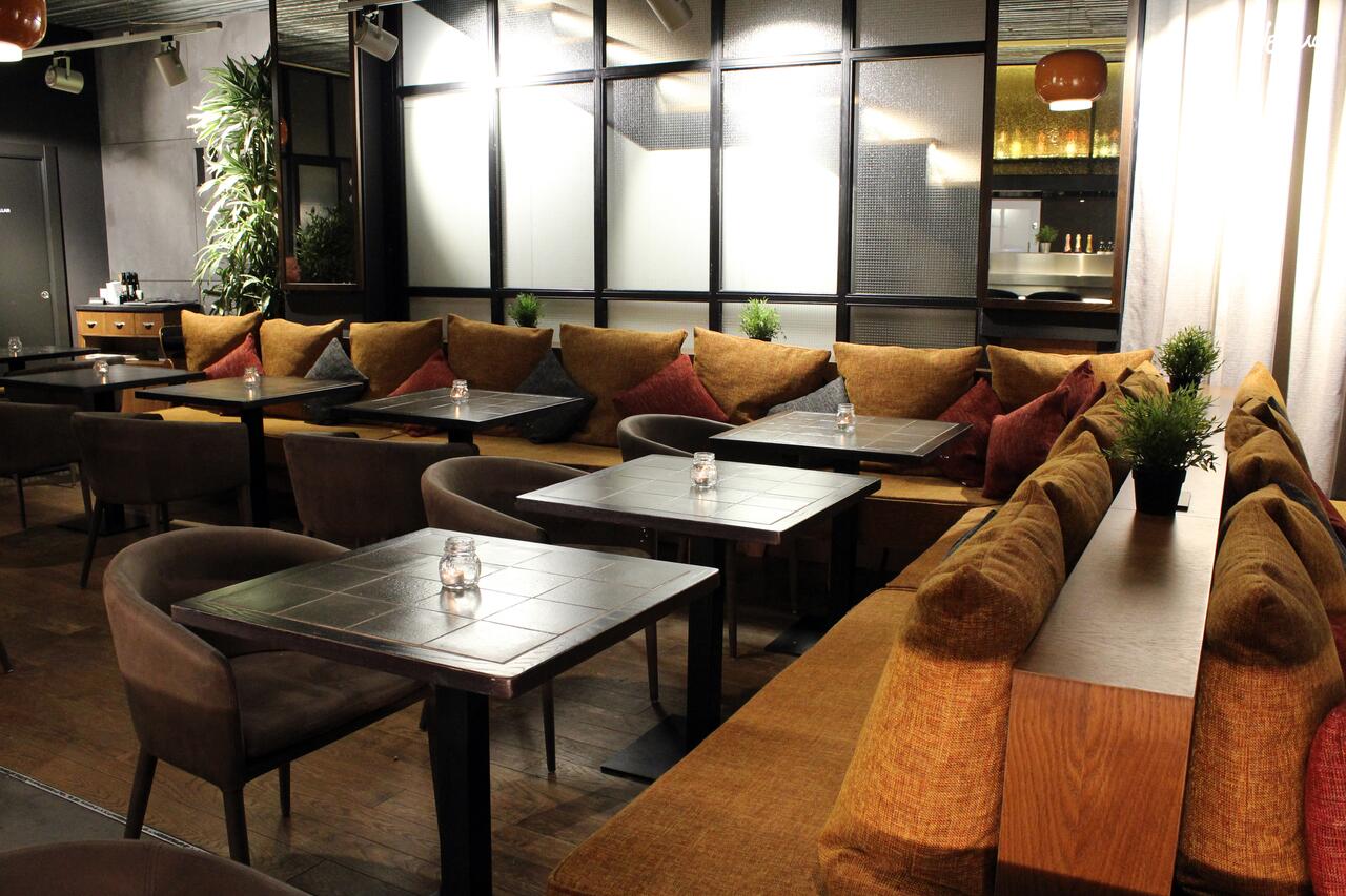 Restaurante Bendito en Málaga Premium Hotel, espacio moderno ideal para bodas íntimas y celebraciones con estilo.