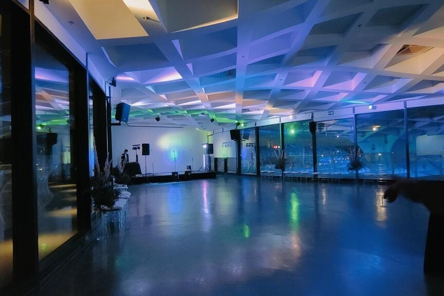 Sala moderna con luz natural ideal para eventos económicos en el centro de Sevilla.