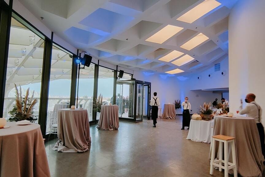 Espacio moderno y con vistas desde Las Setas de Sevilla, ideal para eventos espectaculares.