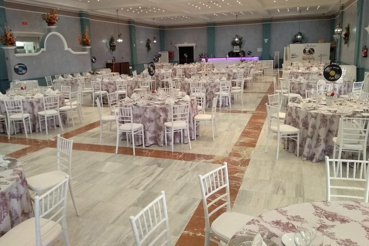 Salón con jardines y espacios versátiles ideal para celebraciones asequibles.