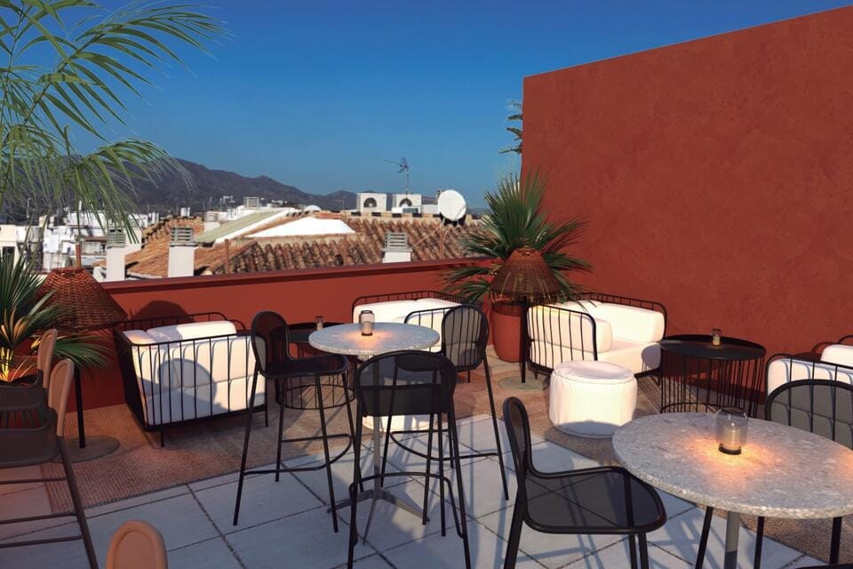 Terraza Quizás en Málaga, espacio íntimo con encanto relajado ideal para comidas de grupo al aire libre con buena vibra.