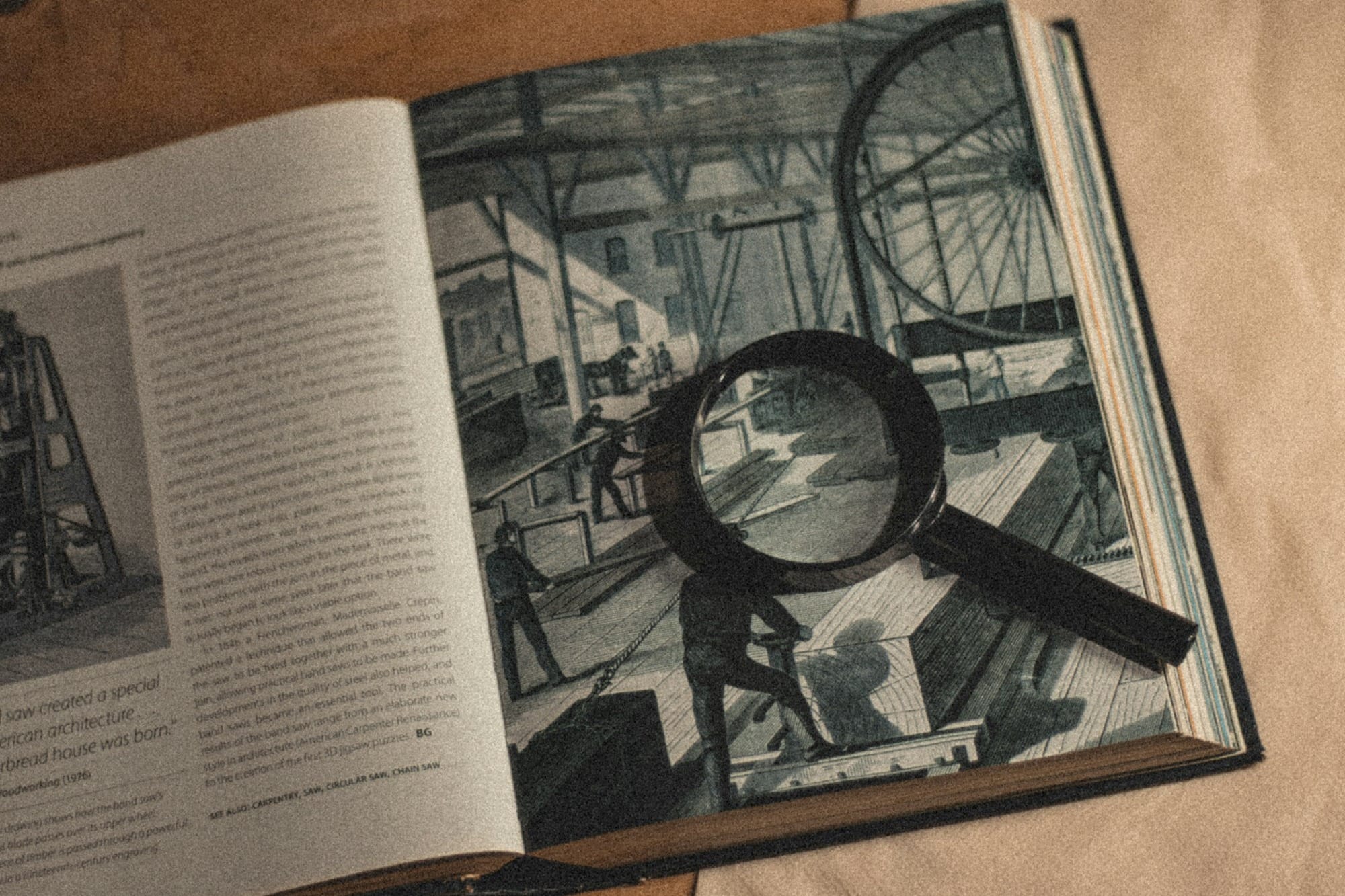 Un libro abierto con una lupa encima para festejar tu cumpleaños