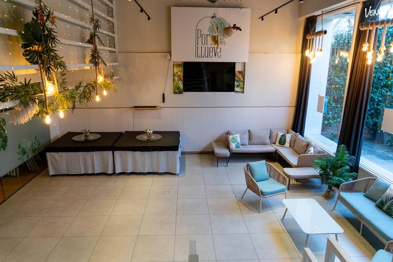 Por Si Llueve – "Espacio flexible con zonas cubiertas y al aire libre, perfecto para comuniones sin preocupaciones por el clima."